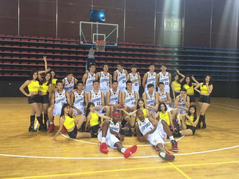 万花丛中猛虎嗅蔷薇 深圳烈豹新赛季定妆照欢乐多