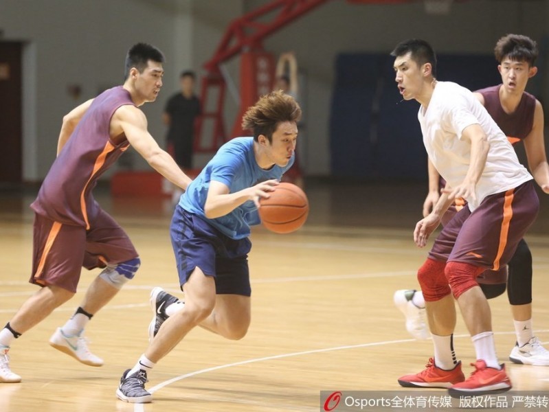 山东高速男篮备战新赛季，训练场上欢笑与汗水齐飞