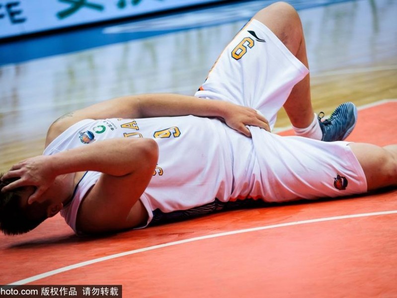 球场意外撞伤天才陨落路 徐煜峰痛苦倒地牵动人心