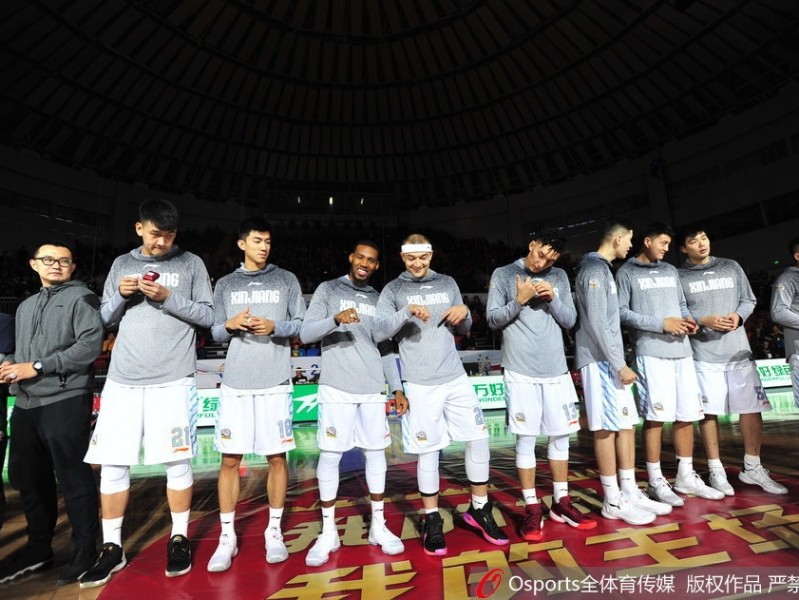 天山之巅荣耀传承 新疆男篮主场加冕总冠军戒指