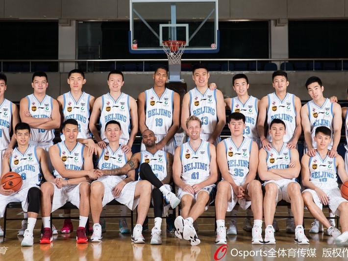 京城篮球新势力：首钢众将英姿飒爽，定妆照下尽显男儿本色