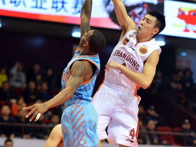 疆鲁大战周琦遮天大帽，丁彦雨航受伤离场仍砍最高分