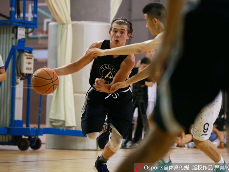 京城篮坛青春对决：北京四中激战美国联队七分之差