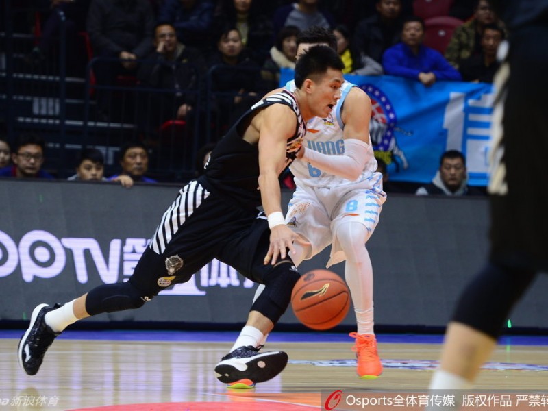 辽疆大战风云再起：郭艾伦犀利突破撕防线，周琦遮天蔽日连环帽