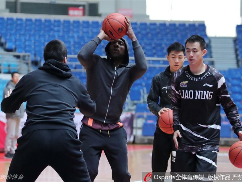 中国男篮职业联赛第十九轮前瞻：辽宁衡润队训练备战 兰多夫发型随意似邻家大男孩