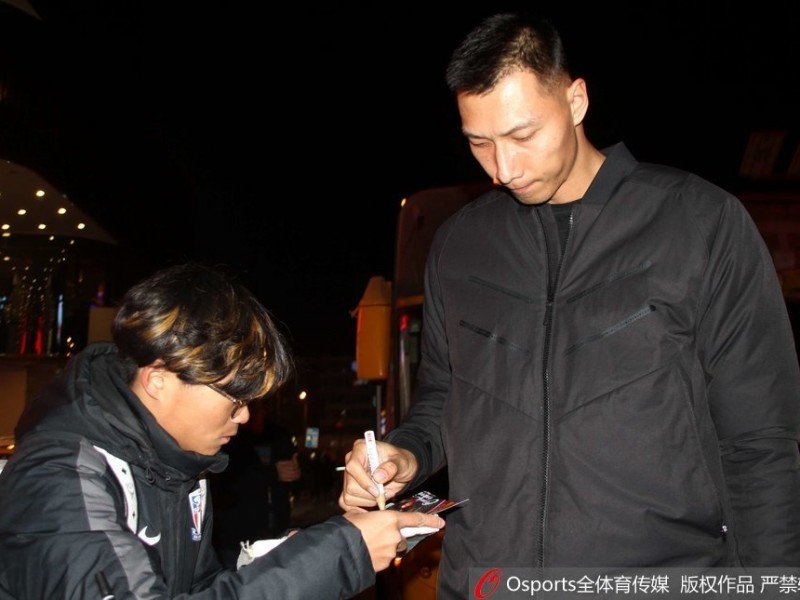 齐鲁烽火再燃：广东宏远众将兵临济南，山东球迷热情相迎