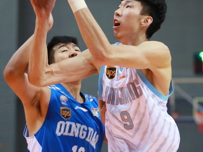 周琦篮下强突憾失绝杀 新疆复仇青岛夺热身赛胜利