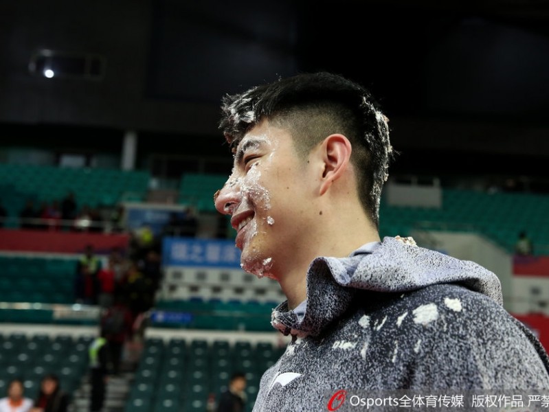 ＣＢＡ赛场温情一幕：广州龙狮为衡艺丰送上“特别”生日祝福