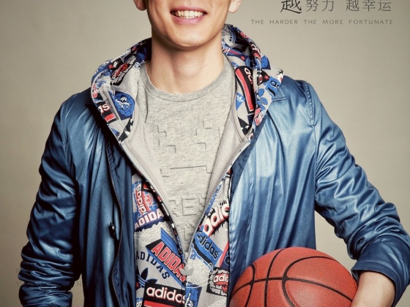 阳光大男孩杨鸣春节送福，帅气写真引爆球迷热情