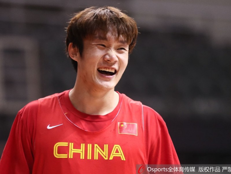 丁彦雨航笑傲赛场：回首巅峰时刻，那一抹灿烂笑容背后的拼搏之路