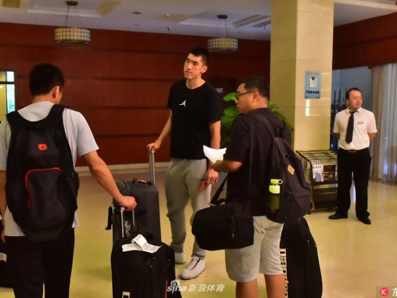 齐鲁劲旅甬城蓄势，一七一八赛季山东男篮豪华战舰北仑起航