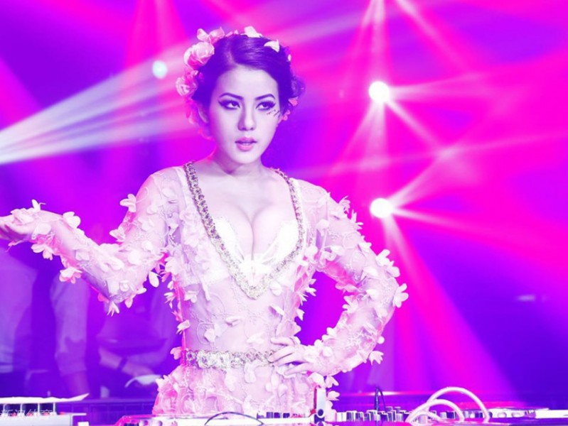 从打碟台到聚光灯下：江苏肯帝亚美女DJ与她的“佟丽娅”神韵