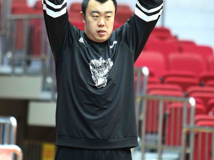 辽篮远征回忆：韩德君擎天巨掌定乾坤，双子星笑容照亮争冠之路