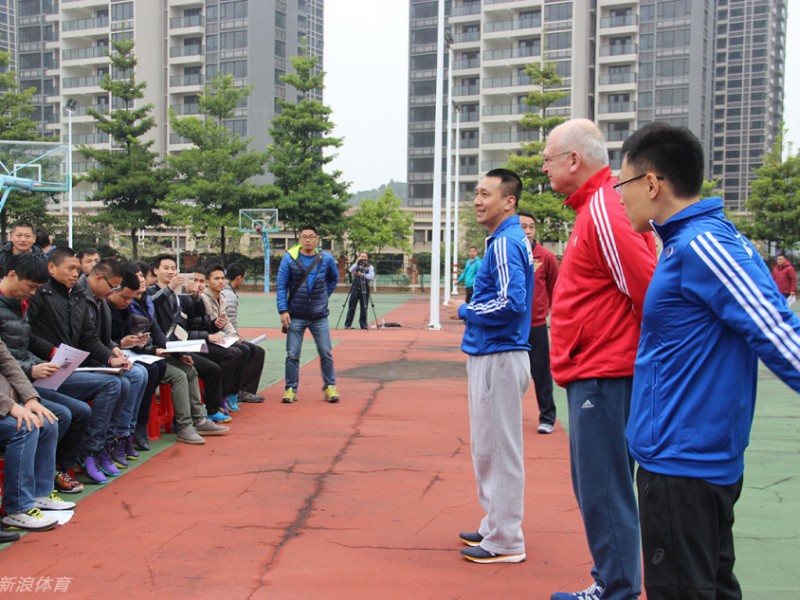 前深圳主帅李群的篮球人生下半场：投身校园公益，从华师附小抓起