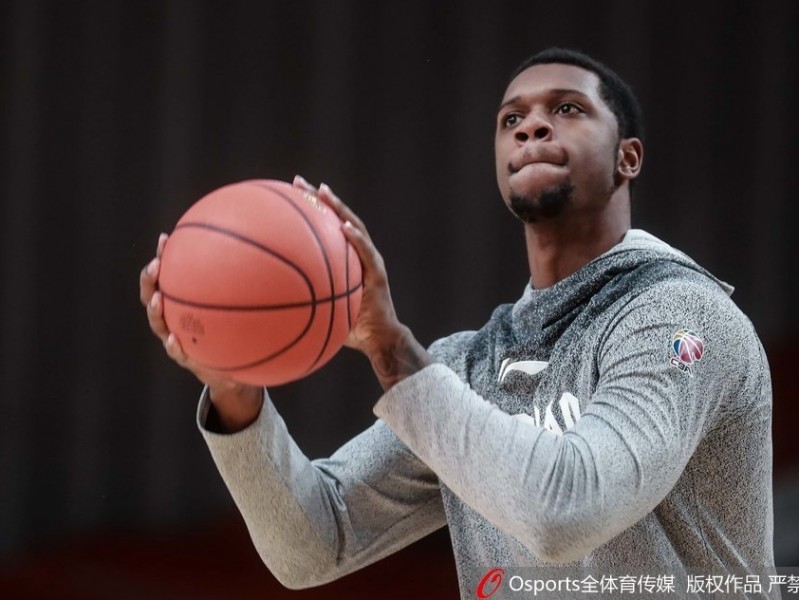 青岛男篮备战京城两连客 琼斯训练场神情严肃显决心