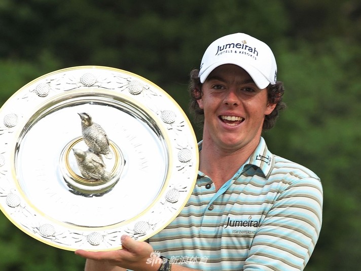 从挣扎到坚韧：一代高尔夫传奇泰格·伍兹的赛场风云录