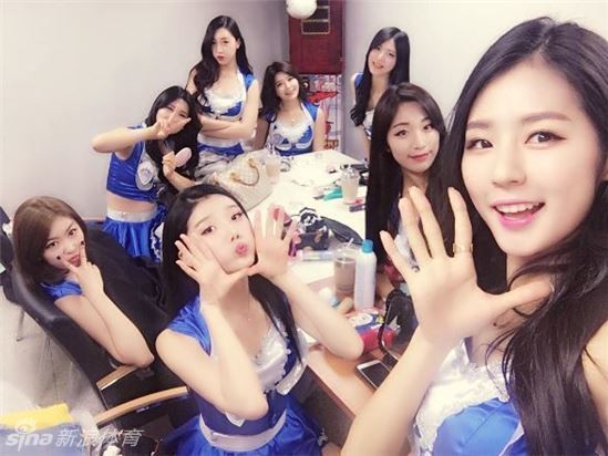 怀拥爱犬嘟嘴卖萌，完美侧颜回眸一笑：韩国最美啦啦队长朴姬兰的甜辣魅力