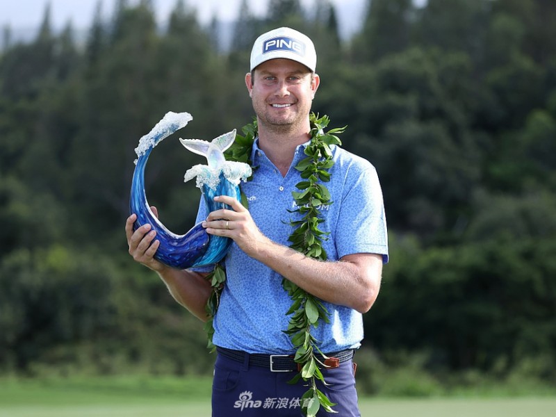 哈里斯英格利希捧杯终结七年等待 与妻子深情相拥庆祝胜利