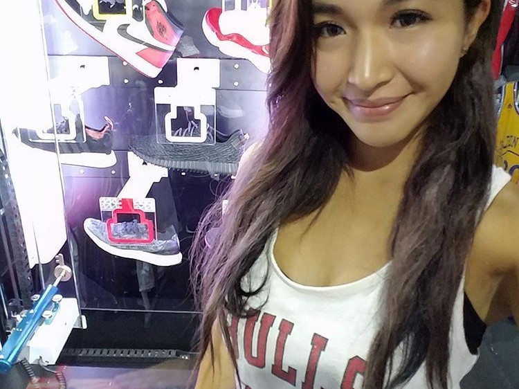 女神爱公牛：36E乳神陈伟琪的傲人球场留影