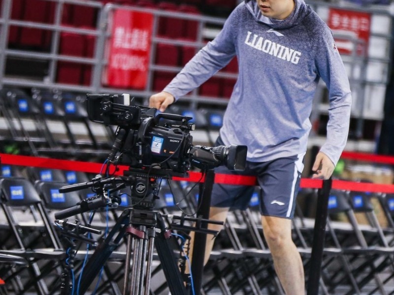 功夫熊猫的灵动一面：韩德君赛前“跨栏”捡球趣事