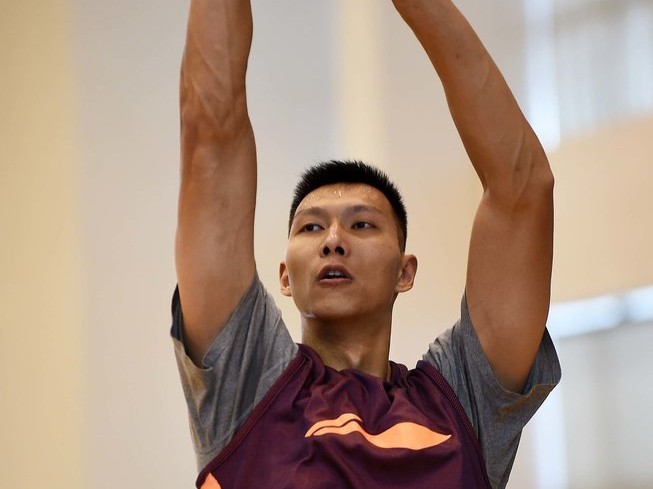 全力备战剑指荣耀：广东宏远训练馆里的专注与渴望