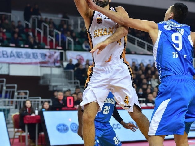 CBA焦点战：山西汾酒主场击退青岛，斯科拉吉布森上演飙分大战