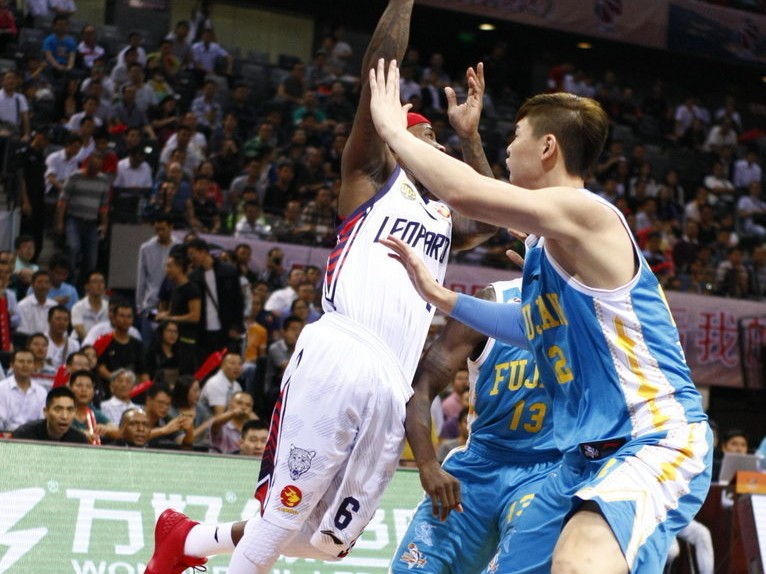 深圳福建大战群星闪耀 王哲林内线发威率队取胜