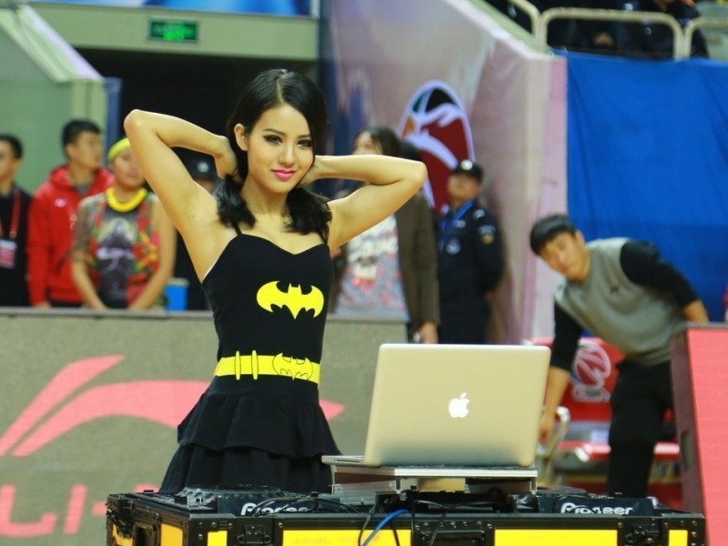 赛场精灵：篮球与节拍共舞，CBA美女DJ点燃激情之夜