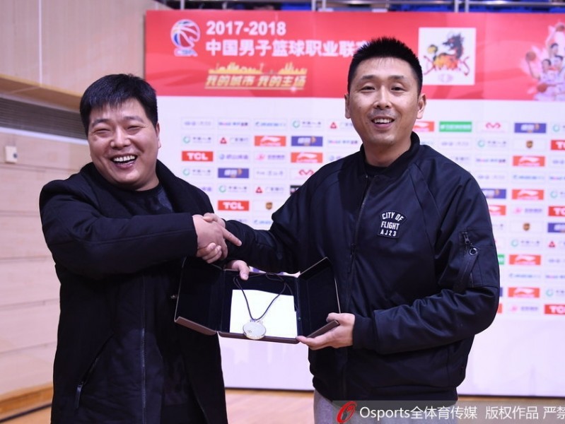 金镶玉寄深情：球迷匠心赠礼致敬胡雪峰传奇生涯