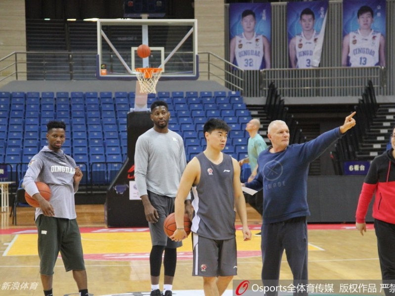青岛男篮新援梅斯火线加盟 备战训练力求重塑内线强度