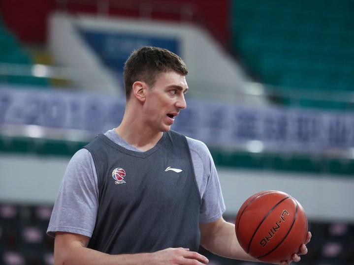 广州龙狮蓄势待发，桑尼纹身闪耀德比战前