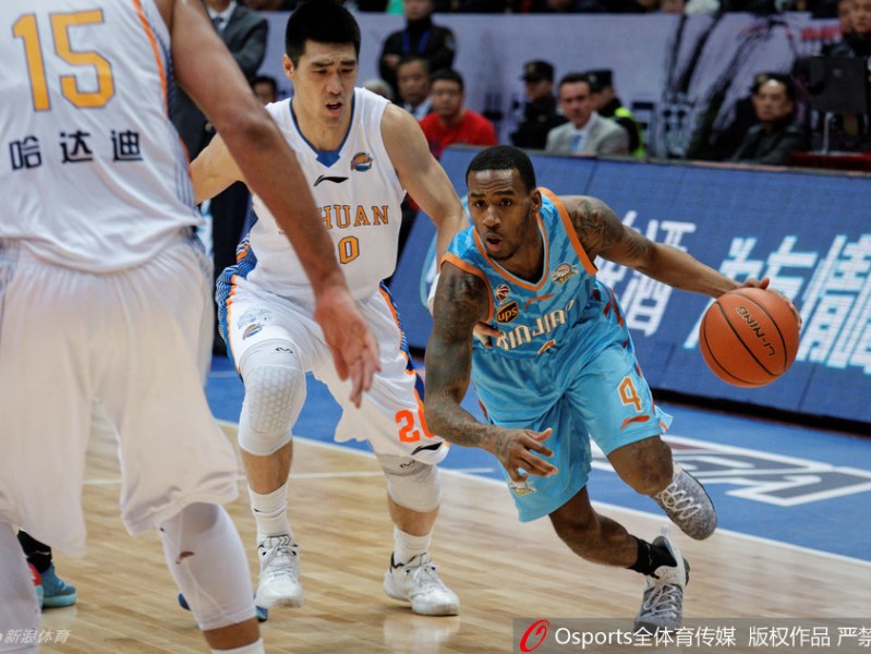 龙争虎斗映照CBA经典瞬间 新疆四川演绎篮下史诗对决