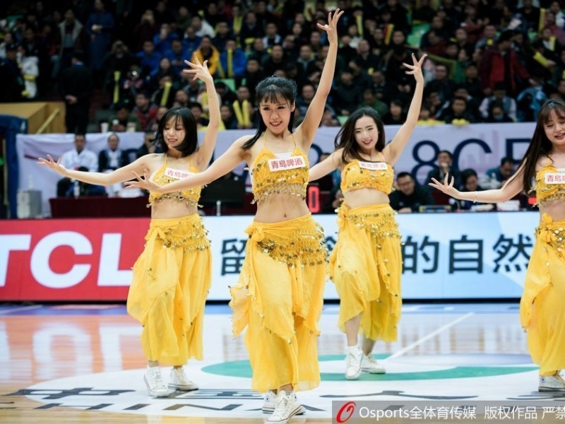 巴蜀寒冬里的篮球圣火 四川啦啦队热舞点燃京城德比战