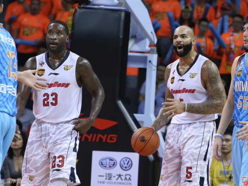 广东男篮蜕变记：从布泽尔融入困境到团队默契的十四连胜征程