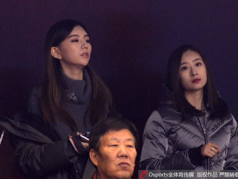 赛场边的焦点：丁彦雨航女友观战神情紧绷，见证山东主场大捷