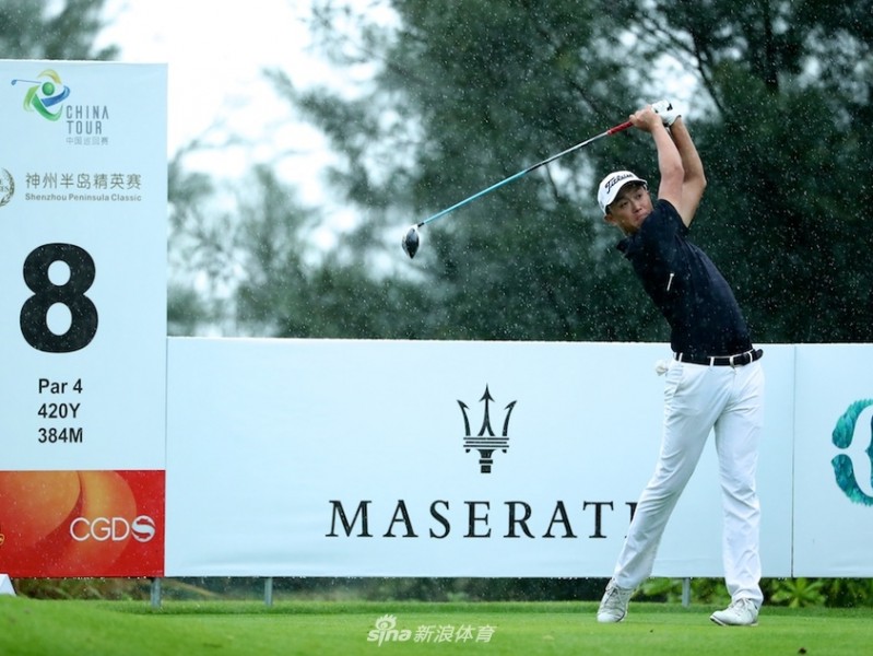 挥杆之间群英汇聚高尔夫赛场上的专注与风采