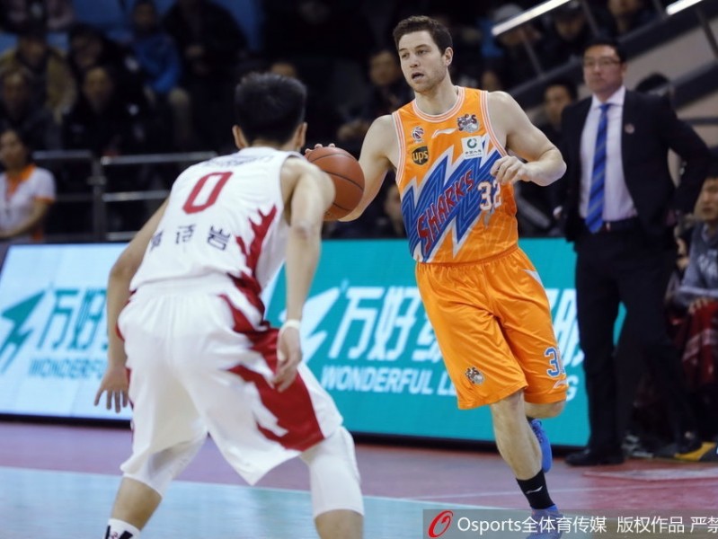 吉林东北虎主场激战上海大鲨鱼，四节苦寒假球衣憾负