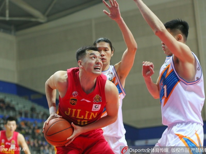 上海大胜吉林保留季后赛希望，“弗神”全能爆发送对手六连败