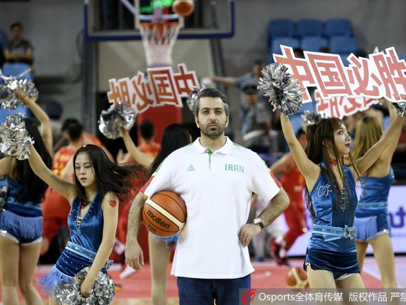 中伊男篮对抗赛：篮球宝贝燃动赛场，红队上演激情逆转