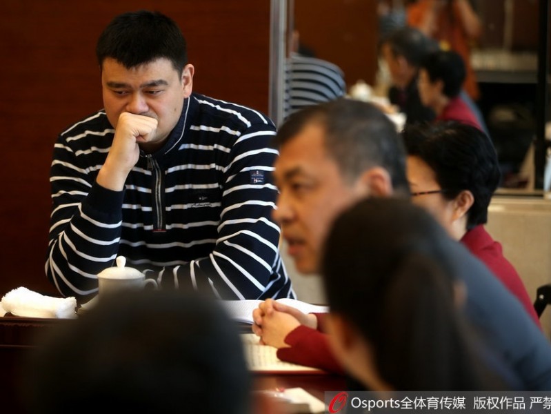 “小巨人”的大智慧：姚明在两会上的篮球改革与体育强国梦
