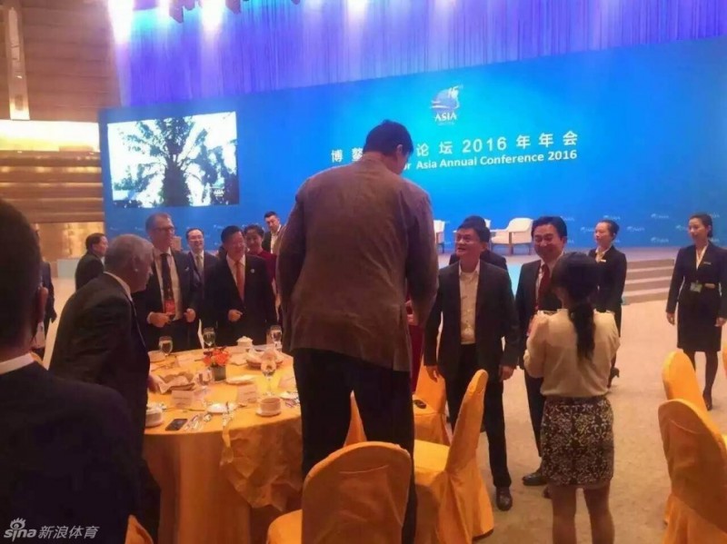 最萌身高差！马云姚明博鳌同框引热议，大佬间的俯仰瞬间