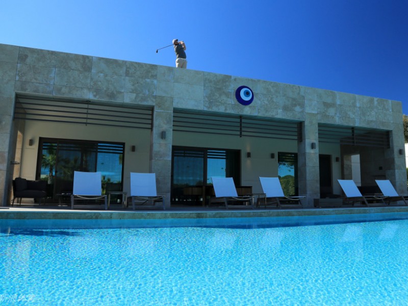 屋顶开球显奇趣，土耳其公开赛拉开战幕