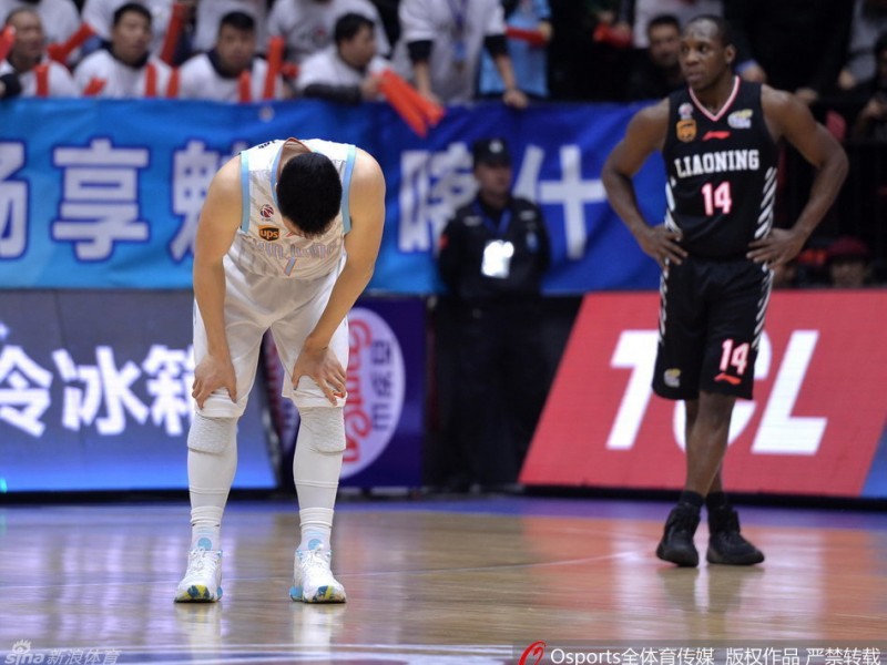 疆辽大战的悲壮注脚：李根重伤离场瞬间，系列赛悬念再起