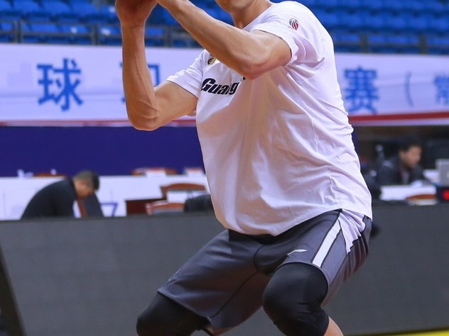 肌肉线条彰显领袖本色，广东宏远赛前备战阿联状态轻松