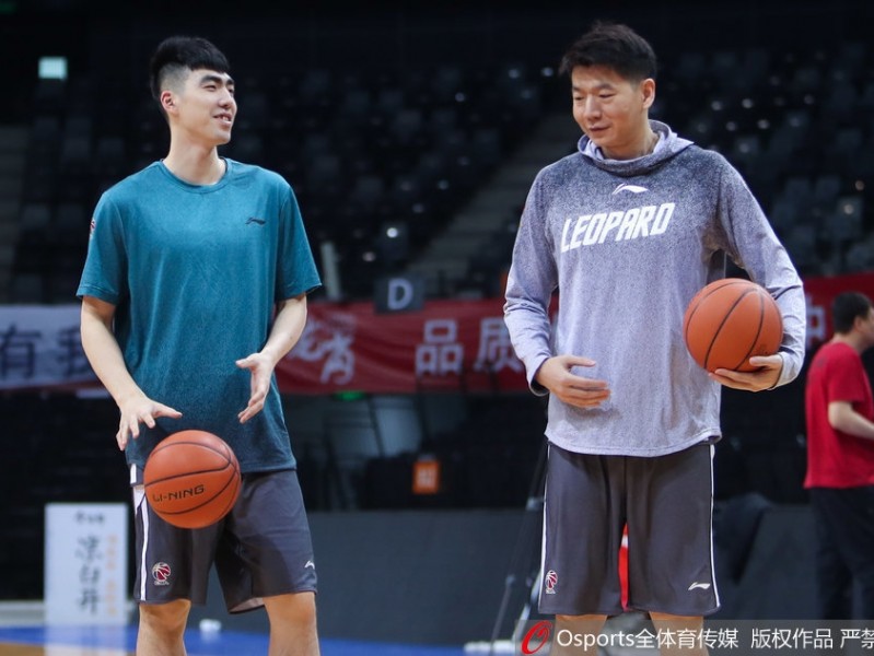 深圳烈豹蓄势待发，孟铎伤愈复训李慕豪上演单手劈扣迎战广厦