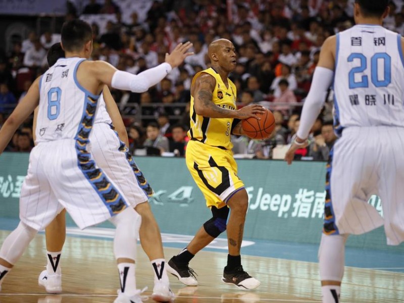 京城德比方硕封神夜，马布里重返五棵松见证新王加冕