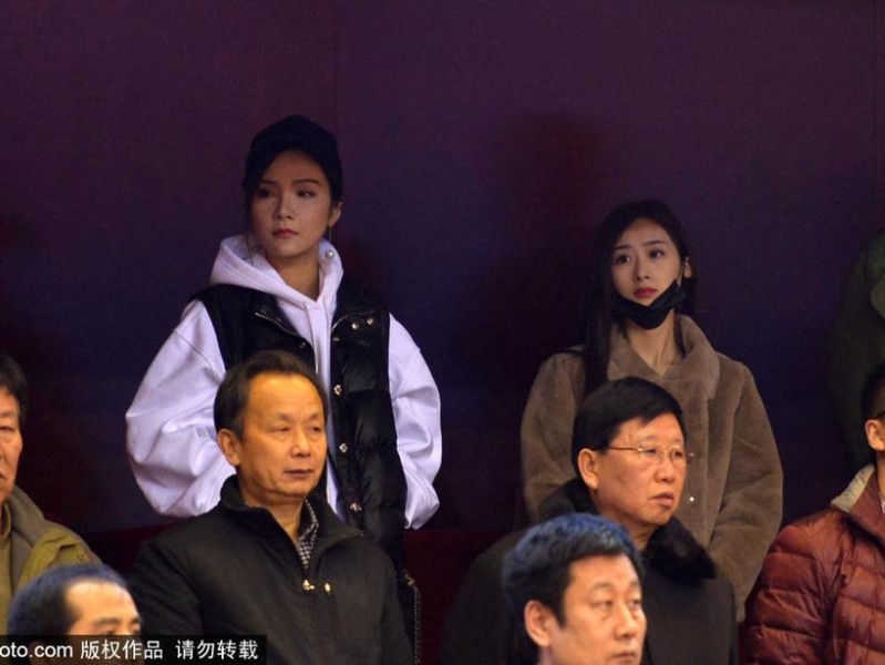 齐鲁冬夜暖意融，丁彦雨航女友与睢冉妻子场边细语成风景