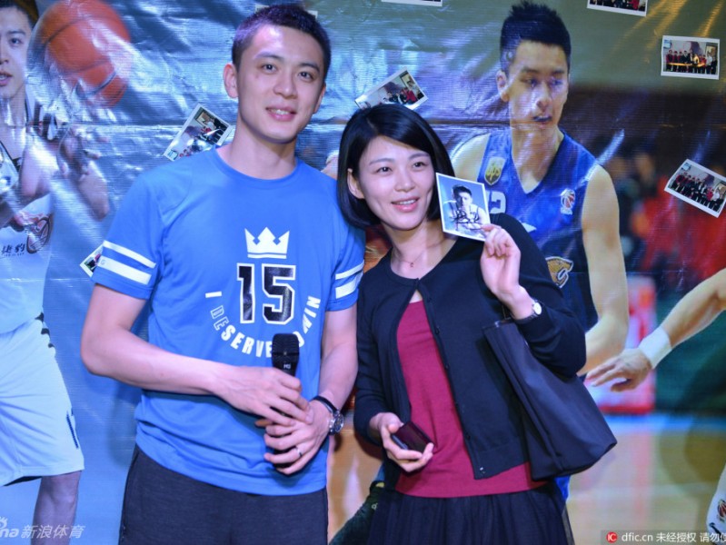 光影见证：杨鸣与粉丝的夏日之约，自拍定格“第一帅”的温情瞬间