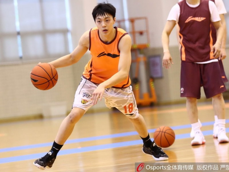 寒冬腊月挥汗如雨，易建联率广东宏远全神贯注冲刺常规赛