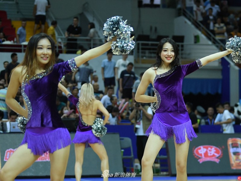 赛场上的铿锵玫瑰与热力节拍